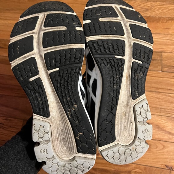 ASICS - Picture 3 of 4